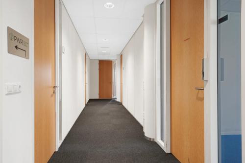 Heldere gang in kantoorpand aan de Celsiusstraat 34, Ede, met meerdere deuren naar kantoorruimte huren.