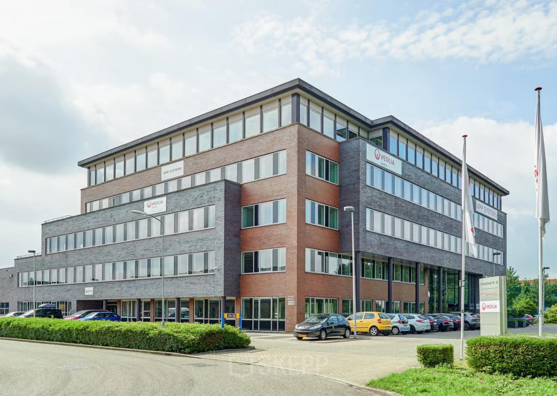 Buitenkant van een modern kantoorpand aan de Celsiusstraat 34 in Ede, ideaal voor kantoorruimte huren. De strakke gevel biedt een professioneel uiterlijk voor bedrijven die kantoren willen huren.