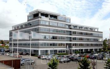 buitenzijde parkeerplaats kantoorgebouw huren skepp