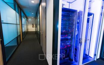 Verlichte serverruimte in een kantoorpand op Flight Forum 40, Eindhoven Airport, perfect voor bedrijven die kantoorruimte willen huren.