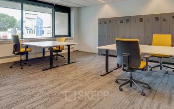 Kantoorruimte huren op Flight Forum 760-780, Eindhoven Airport. Moderne ruimte met werkplekken, bureaus en kasten. Grote ramen zorgen voor veel daglicht.