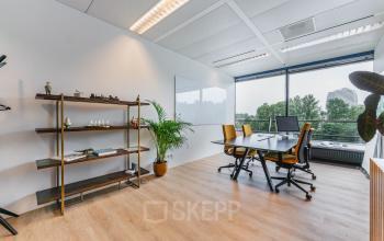 Een moderne kantoorruimte huren in het kantoorpand op Flight Forum 760-780, Eindhoven. De lichte ruimte met grote ramen biedt een inspirerende werkplek met uitzicht over groen.