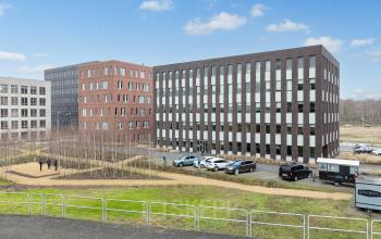 Kantoorpand Flight Forum 760-780, Eindhoven met moderne architectuur en parkeergelegenheid. Ideale locatie om kantoorruimte te huren nabij Eindhoven Airport, met groene omgeving voor een inspirerende werkomgeving.