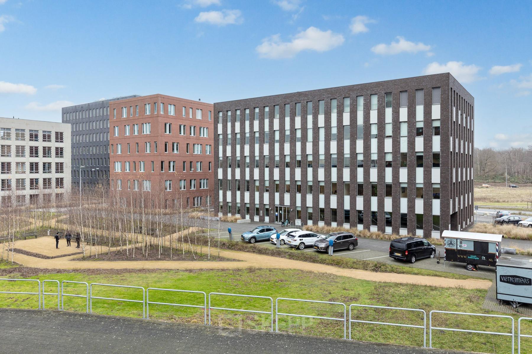 Kantoorpand Flight Forum 760-780, Eindhoven met moderne architectuur en parkeergelegenheid. Ideale locatie om kantoorruimte te huren nabij Eindhoven Airport, met groene omgeving voor een inspirerende werkomgeving.