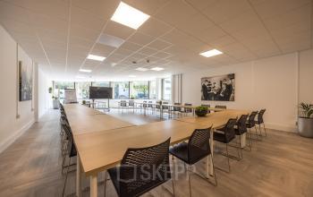 Ruime, lichte kantoorruimte met moderne inrichting en grote ramen op Eindhoven Airport. Ideaal voor conferenties of vergaderingen. Beschikbaar voor kantoorruimte huren.