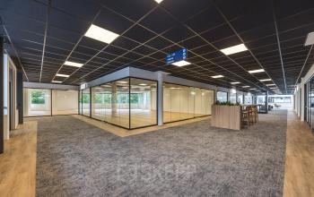 Moderne kantoorruimte huren op Eindhoven Airport, gelegen aan Luchthavenweg 81. Het kantoorpand heeft ruime werkplekken met veel glaswanden voor natuurlijk licht.
