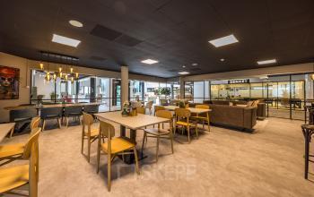 Stijlvolle en ruime werkplek met moderne meubels en veel licht bij Eindhoven Airport. Ideaal voor kantoorruimte huren. Strakke afwerking met comfortabele zitplekken en vergadertafels.