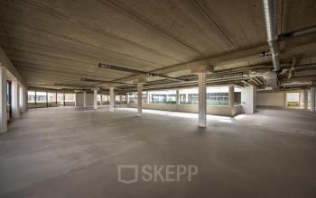 Ruime kantoorpand in Eindhoven Airport met open vloerplan en veel natuurlijk lichtinval. Ideaal voor het huren van flexibel in te richten kantoorruimtes.