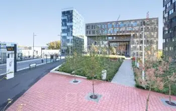 Exterieur van kantoorpand aan Flight Forum 120-159, Eindhoven Airport, geschikt voor kantoorruimte huren, omgeven door groen en nabij de ingang.