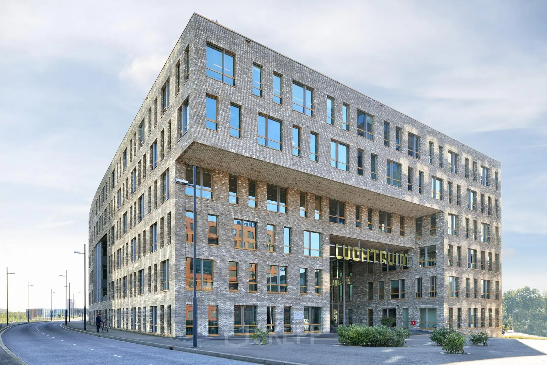 Modern kantoorpand op Flight Forum 120-159, Eindhoven Airport. Het exterieur toont een strak design met ruime ramen, ideaal voor bedrijven die kantoorruimte willen huren in een dynamische omgeving.
