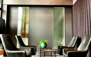 Moderne vergaderruimte in kantoorpand aan Luchthavenweg 55, Eindhoven Airport, met stijlvolle stoelen en tafels.