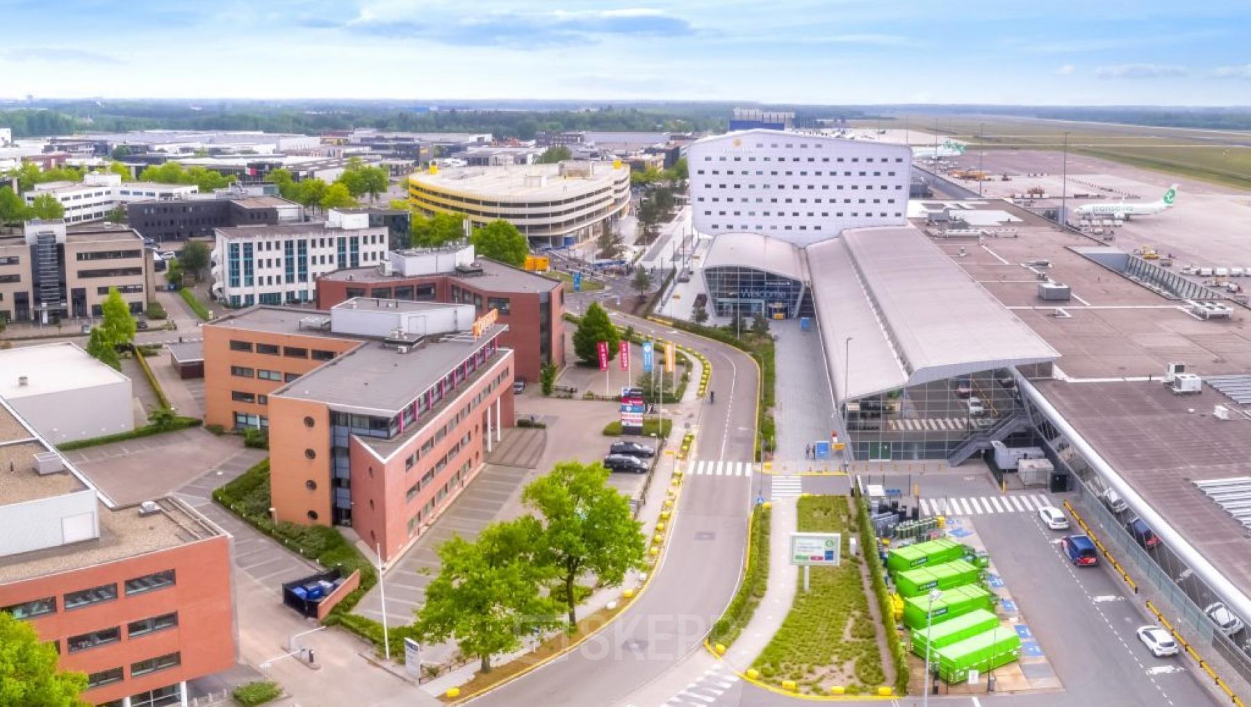 Kantoorpand op Luchthavenweg 55, Eindhoven Airport, Eindhoven, met aangrenzende wegen en parkeerplaatsen.