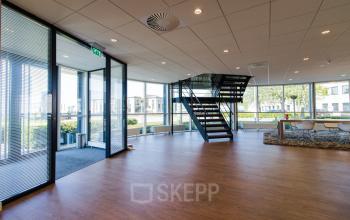 Spacious entrance with intercom at the Marinus van Meelweg in Eindhoven