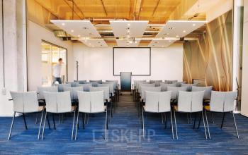 Moderne kantoorruimte te huur in het kantoorpand op Lichttoren 32, Eindhoven Centrum, met zitplaatsen voor presentaties en hedendaagse inrichting.