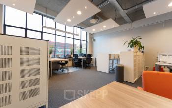 Ruime kantoorruimte in Eindhoven Centrum met moderne meubels en grote ramen. Ideaal voor bedrijven die kantoorruimte willen huren in een centrale locatie.