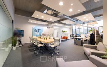 Moderne kantoorruimte in Eindhoven Centrum met vergadertafel, comfortabele stoelen en een open werkruimte. Ideaal om een kantoorruimte te huren op Lichttoren 32.