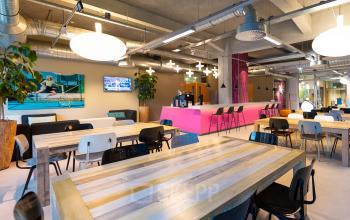 Moderne kantoorruimte huren in Eindhoven Centrum, Lichttoren 32, met kleurrijke inrichting en veel zitplek in open werkruimte.