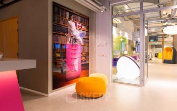 Moderne kantoorruimte in het kantoorpand op Lichttoren 32, Eindhoven Centrum, met kleurrijke elementen en zitmogelijkheden, ideaal voor kantoorruimte huren.