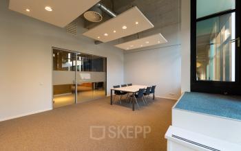 Kantoorruimte huren in het kantoorpand op Lichttoren 32, Eindhoven Centrum, met een moderne vergadertafel en stoelen, ideaal voor zakelijke bijeenkomsten.