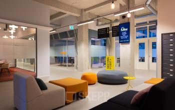 Moderne kantoorruimte in Eindhoven Centrum met diverse zitmogelijkheden en opvallende verlichting, gelegen in kantoorpand op Lichttoren 32. Ideaal voor bedrijven die kantoorruimte willen huren.