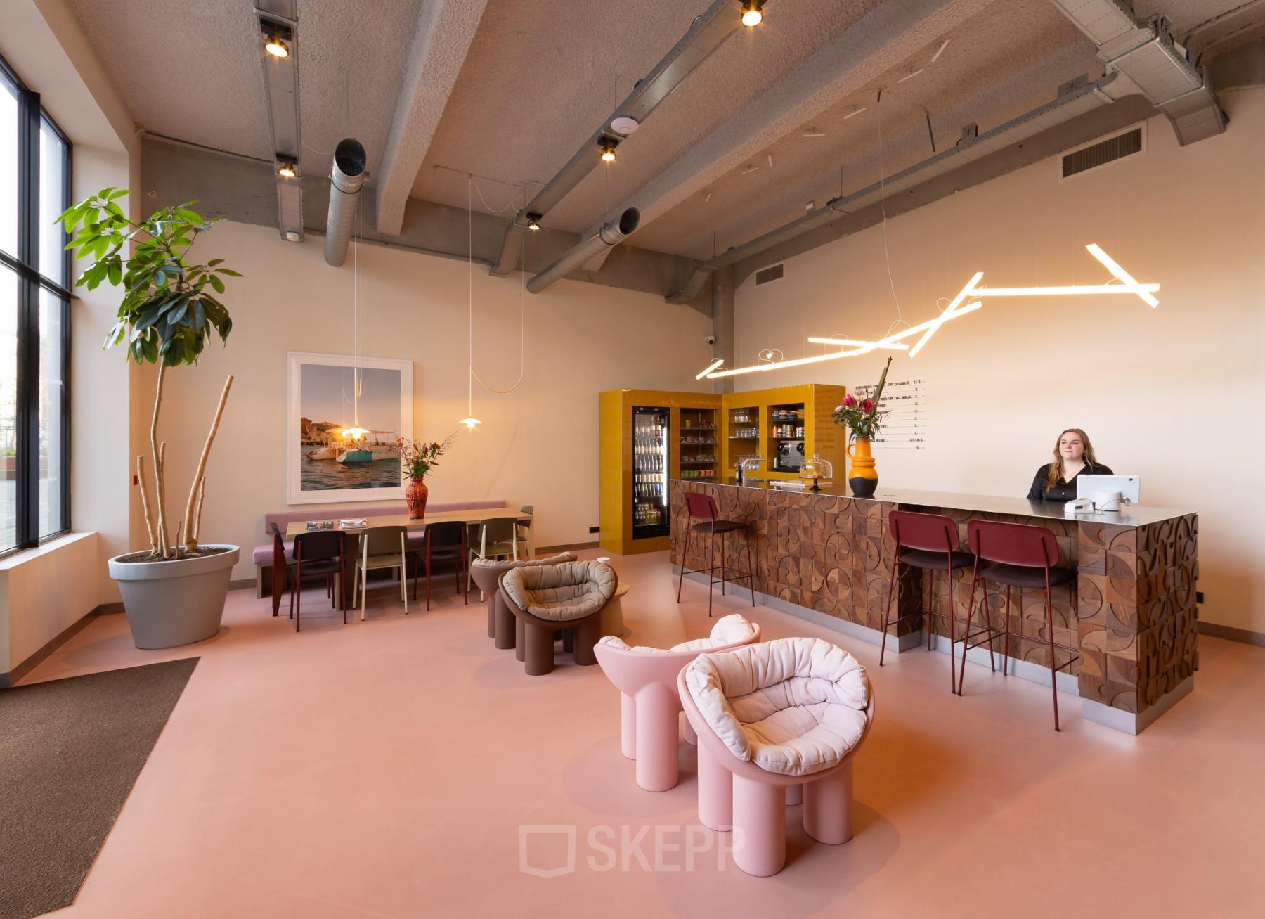 Moderne kantoorruimte op Lichttoren 32, Eindhoven Centrum met stijlvolle inrichting, inclusief designstoelen en een ontvangstbalie. Ideaal voor wie zoekt naar kantoorruimte huren in een kantoorpand met moderne voorzieningen.