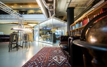 Modern ingerichte kantoorruimte op Bogert 1 in Eindhoven Centrum, met glazen vergaderruimte en industriële accenten.