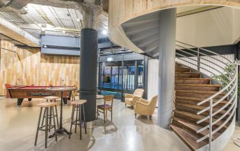 Moderne kantoorruimte in Bogert 1, Eindhoven Centrum, met open werkplekken, vergaderruimtes en een pooltafel voor een ontspannen sfeer.