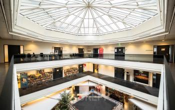 Moderne kantoorruimte in het kantoorpand op Bogert 1, Eindhoven Centrum, met werkplekken en een open atrium.