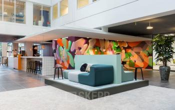 Moderne kantoorruimte op Stadhuisplein 10, Eindhoven Centrum met kleurrijke muren, zitplaatsen en een open lay-out. Ideaal voor bedrijven die een dynamische werkplek zoeken. Kantoorruimte huren is hier aantrekkelijk door de designinrichting.