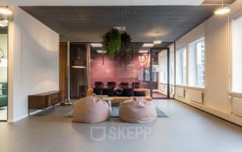 Moderne kantoorruimte huren op Stadhuisplein 10 in Eindhoven Centrum, met strakke inrichting, helder verlichte ramen en comfortabele zitplaatsen. Rustige sfeer geschikt voor productief werken in een professioneel kantoorpand.