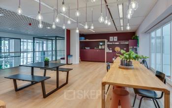 Moderne kantoorruimte huren in Eindhoven Centrum met gemeubileerd interieur en licht design, gelegen op Stadhuisplein 10. Ideaal voor zakelijke bijeenkomsten in een inspirerende omgeving.