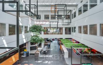 Open en moderne kantoorruimte huren in kantoorpand op Stadhuisplein 10, Eindhoven Centrum. Heldere inrichting met veel lichtinval en groen in het interieur.