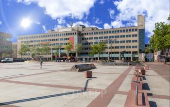 Kantoorruimte huren aan het Stadhuisplein 10 in Eindhoven Centrum met modern gebouw en ruime buitenruimte.