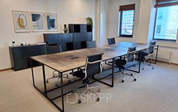 Kantoorruimte huren op Emmasingel 33 in Eindhoven Centrum met ruime vergadertafel, comfortabele stoelen en moderne kunst aan de muur.