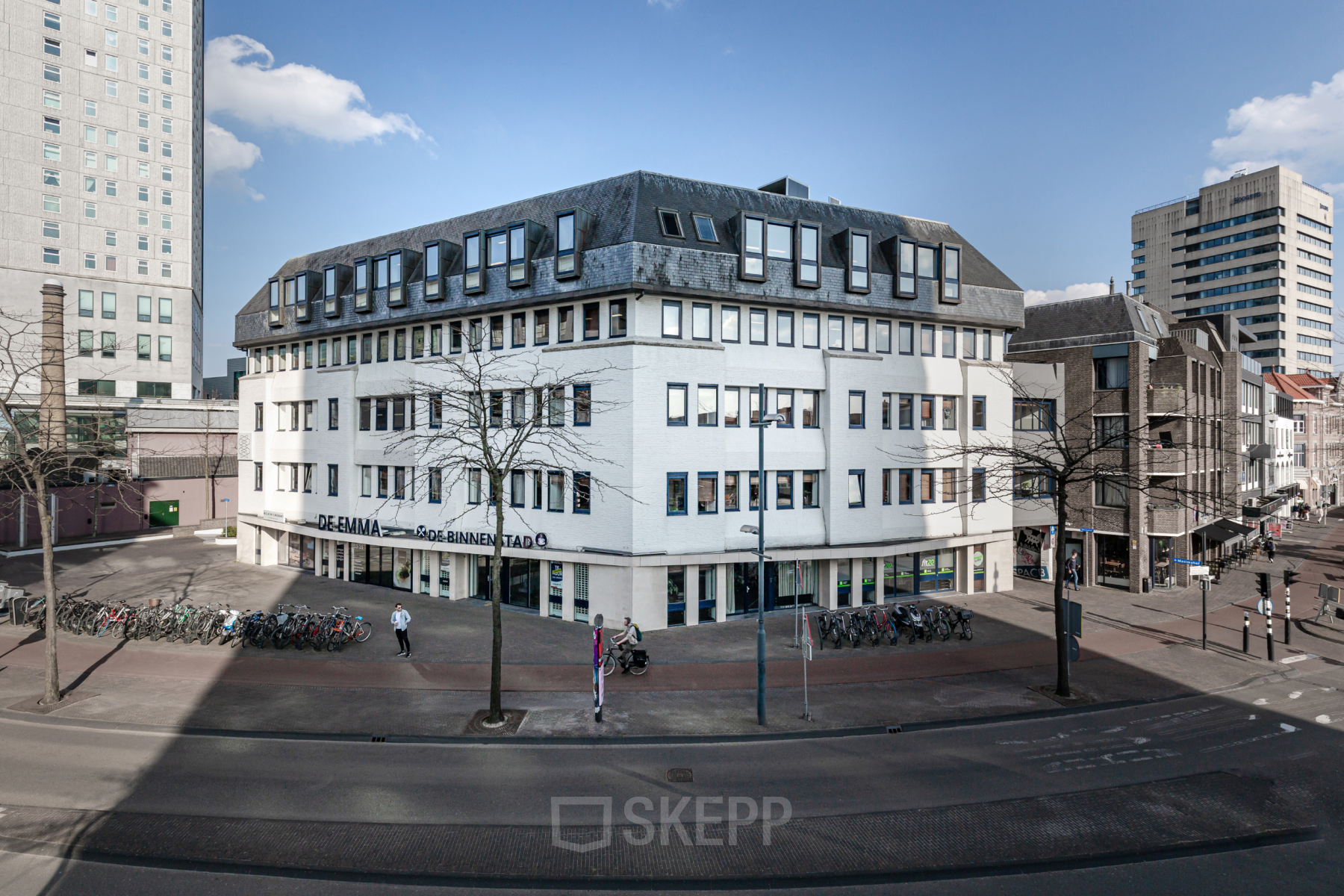 Exterieur van kantoorpand op Emmasingel 33 in Eindhoven Centrum, gelegen aan een druk kruispunt, met meerdere verdiepingen en grote ramen. Een praktische optie voor kantoorruimte huren in een centrale locatie.