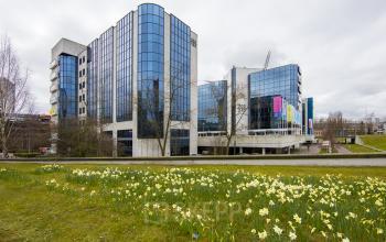 kantoorpand buitenzijde fellenoord eindhoven groene omgeving representatief modern eigentijds