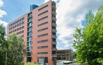 Bakstenen kantoorpand aan de Professor Dr Dorgelolaan 14 in Eindhoven Centrum met moderne uitstraling. Perfect voor wie kantoorruimte wil huren in het hart van de stad.