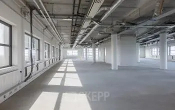 Leeg kantoorpand aan de Professor Dr Dorgelolaan 14, Eindhoven Centrum, met grote ramen en industrieel plafond, geschikte ruimte voor kantoorruimte huren.