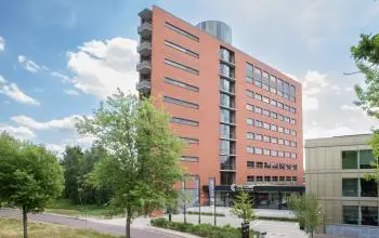 Kantoorpand Professor Dr Dorgelolaan 14, gelegen in Eindhoven Centrum, met moderne architectuur in een groene omgeving. Ideaal voor wie kantoorruimte wil huren in een zakelijke setting.
