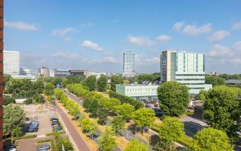 Panoramisch uitzicht op Eindhoven Centrum vanaf Professor Dr Dorgelolaan 14, met kantoorgebouwen en een groene omgeving. Een ideale locatie om kantoorruimte te huren.
