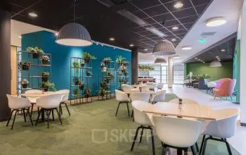 Kantoorruimte huren op Professor Dr Dorgelolaan 14, Eindhoven. Moderne werkplek met groene accenten en comfortabele zitplekken, ideaal voor creatieve vergaderingen en samenwerking. Geschikt voor bedrijven die een inspirerende omgeving zoeken.