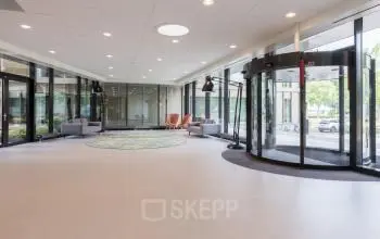 Ruim en licht kantoorpand gelegen op Professor Dr Dorgelolaan 14, Eindhoven Centrum. Moderne entree met comfortabele zitplaatsen en grote glazen gevels. Ideaal voor kantoorruimte huren.