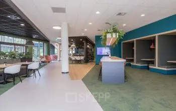 Modern kantoorpand op Professor Dr Dorgelolaan 14 in Eindhoven Centrum, met stijlvolle werkruimtes. Groene en blauwe accenten verrijken het interieur, geschikt voor diverse zakelijke activiteiten.