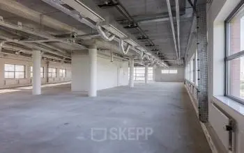 Ruime kantoorruimte op Professor Dr Dorgelolaan 14 in Eindhoven Centrum met een moderne, industriële uitstraling. Perfecte optie voor bedrijven die een kantoorpand willen huren in het hart van Eindhoven.