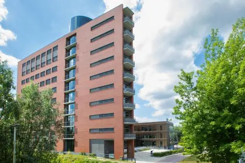 Bakstenen kantoorpand aan de Professor Dr Dorgelolaan 14 in Eindhoven Centrum met moderne uitstraling. Perfect voor wie kantoorruimte wil huren in het hart van de stad.