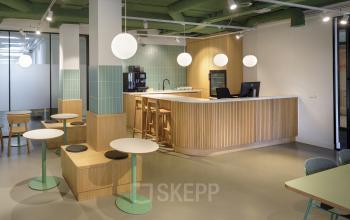 Stijlvolle kantoorruimte in Eindhoven Centrum met moderne kitchenette en zitruimte, ideaal voor kantoorruimte huren in een sfeervol kantoorpand.