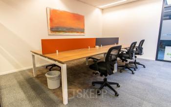 Moderne kantoorruimte voor huren in Eindhoven Centrum aan de Paradijslaan 30-38, voorzien van bureaus, stoelen en kunst aan de muur.