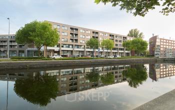 Voorzijde van kantoorpand gelegen aan Kanaaldijk-Zuid 19, Eindhoven Centrum, met zicht op het kanaal. Kantoorruimte te huur in een modern gebouw.
