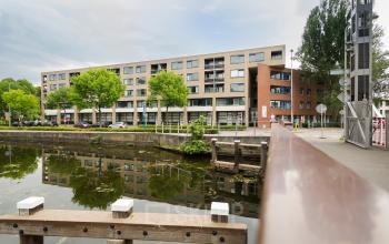Kanaaldijk-Zuid 19 kantoorpand in Eindhoven Centrum met moderne architectuur en waterpartij op de voorgrond.