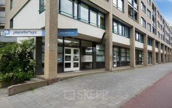 Exterieur van het kantoorpand gelegen op Kanaaldijk-Zuid 19 in Eindhoven Centrum, beschikbaar voor kantoorruimte huren.